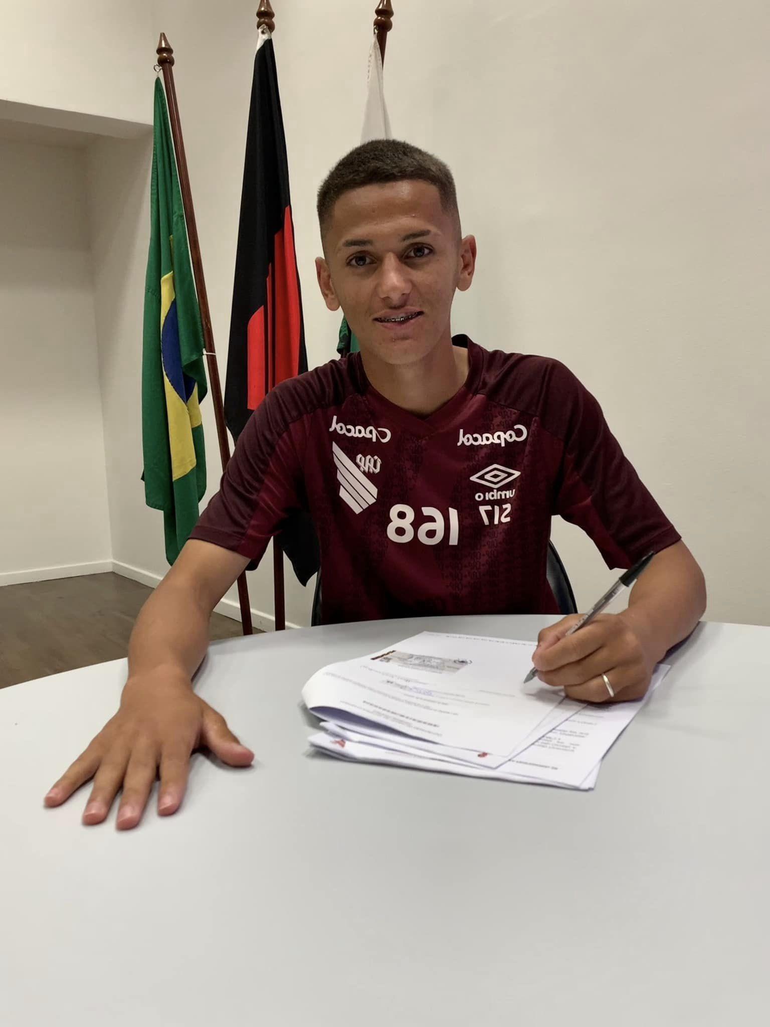 Jovem Ituporanguense assina o primeiro contrato profissional no Club Athletico Paranaense