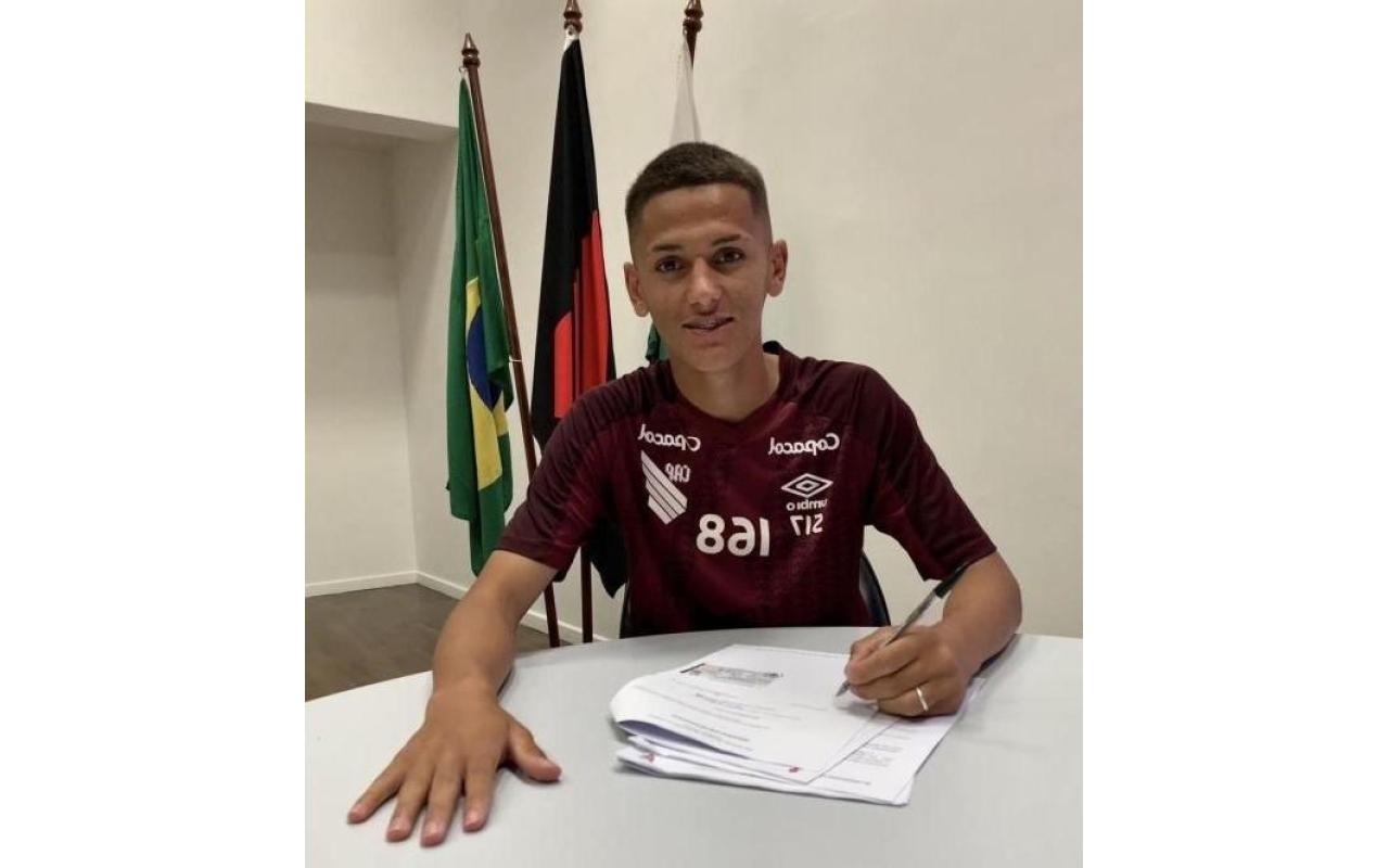 Jovem Ituporanguense assina o primeiro contrato profissional no Club Athletico Paranaense