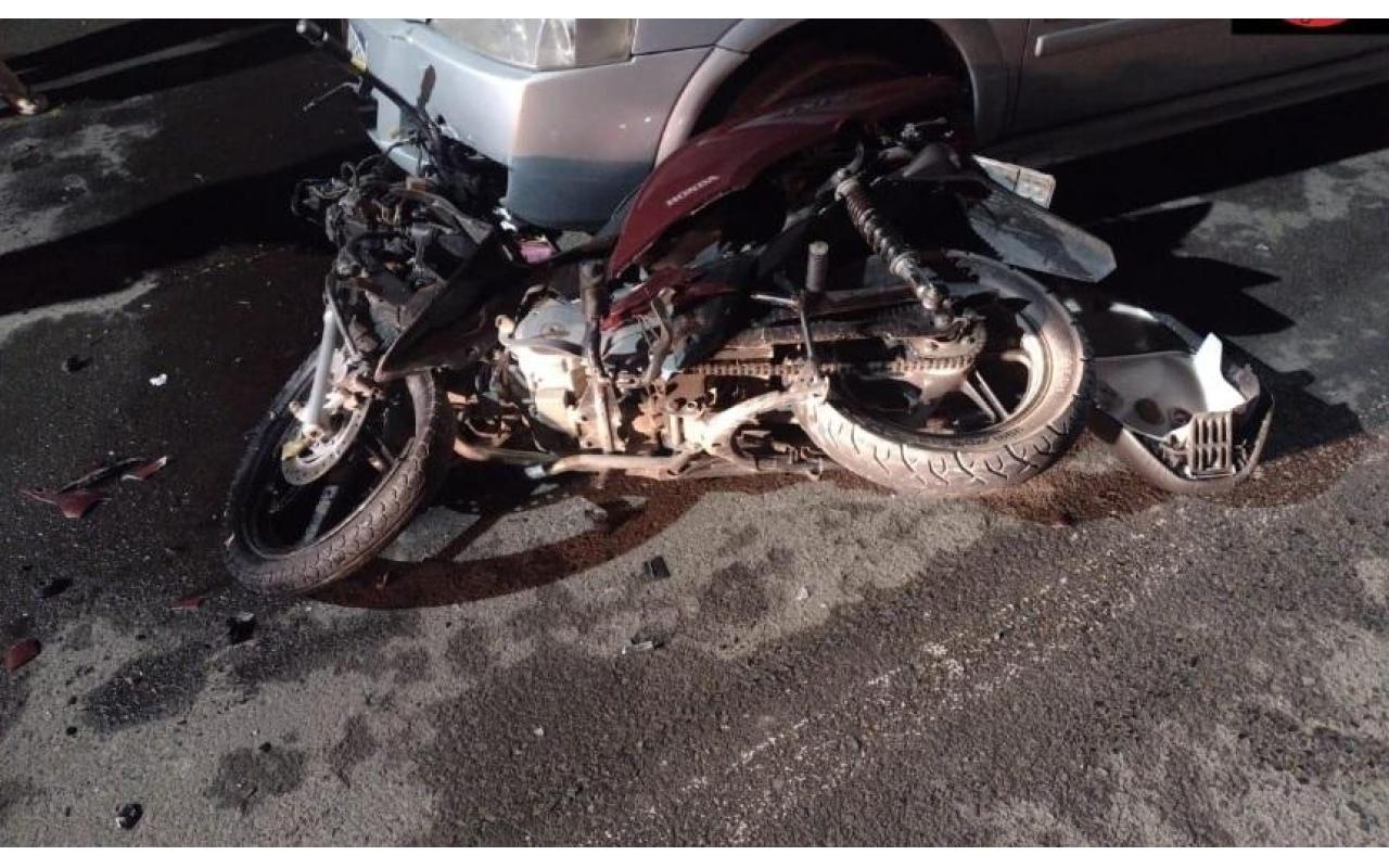 Jovem morre ao bater a moto que conduzia em um carro ao invadir a pista contrária