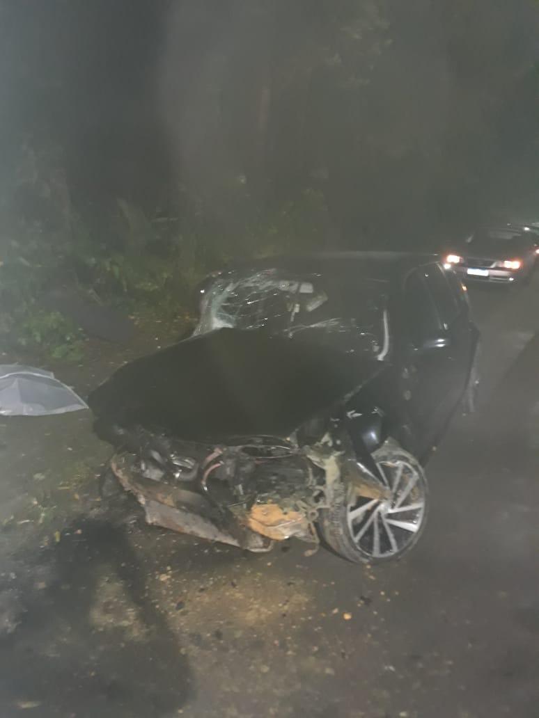 Jovem morre após carro colidir em barranco