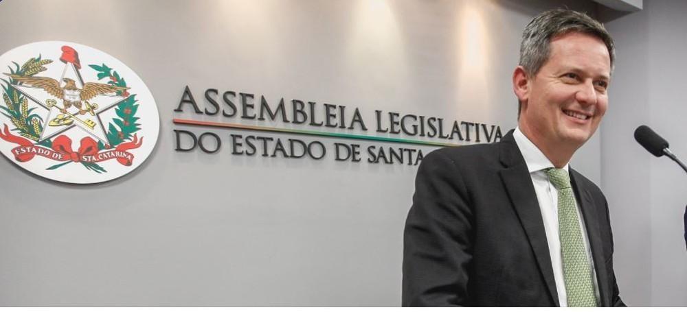 Justiça condena ex-deputado por manter funcionária fantasma em SC