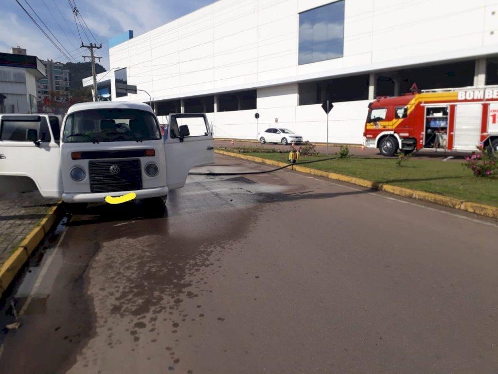 Kombi pega fogo em Rio do Sul e bombeiros utilizam cerca de 500 litros de água para conter às chamas