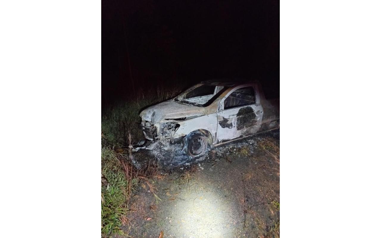 Ladrão furta carro, bate e o veículo pega fogo em Leoberto Leal