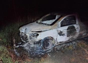 Ladrão furta carro, bate e o veículo pega fogo em Leoberto Leal