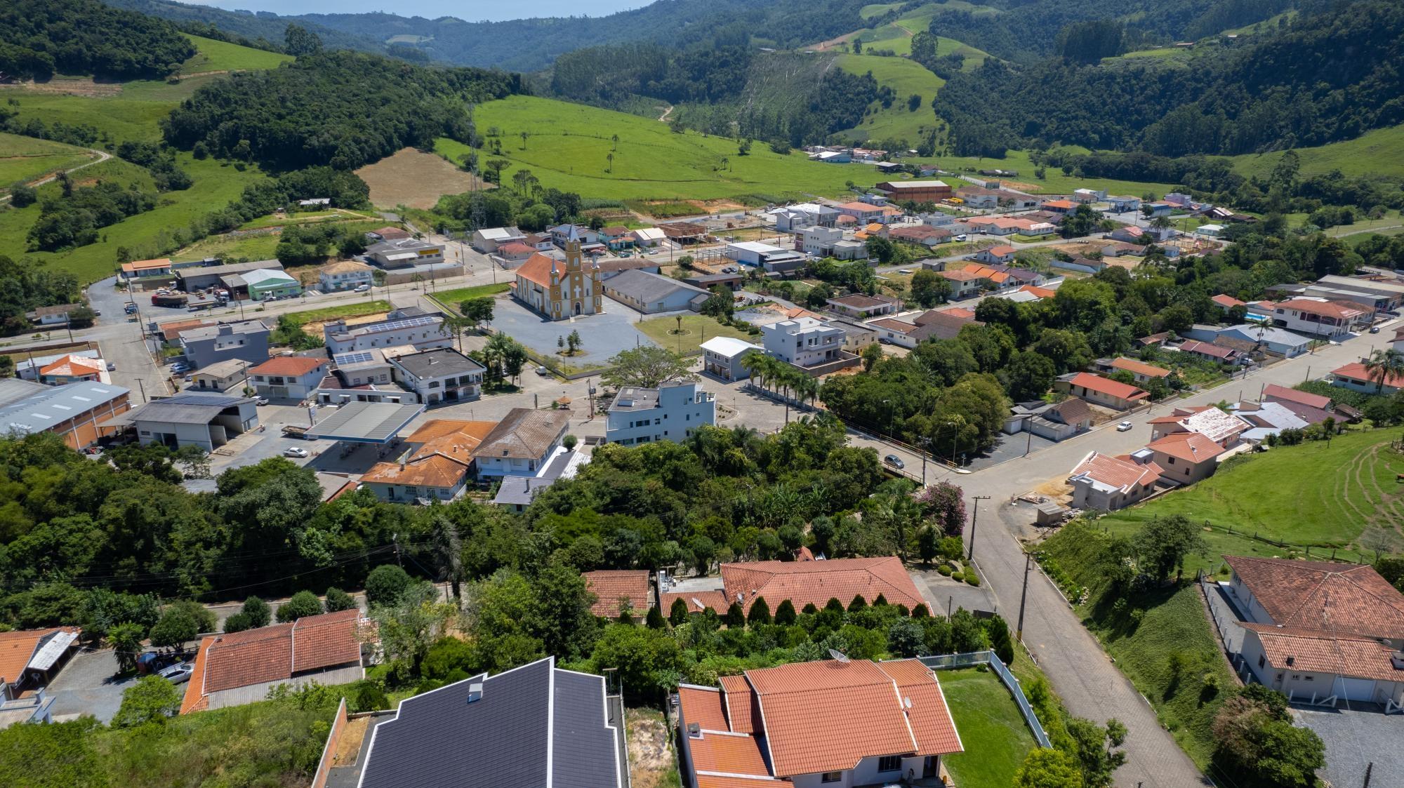 Leoberto Leal entrega novas moradias rurais e avança na recuperação das estradas vicinais