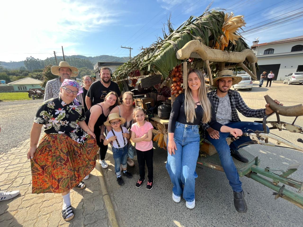 Leoberto Leal realiza festa do colono e motorista; Um dos destaques foi o desfile de máquinas agrícolas