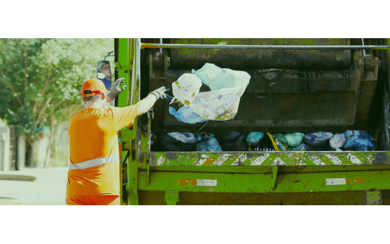 Leoberto Leal realiza recolhimento de lixo no interior nesse sábado (8)