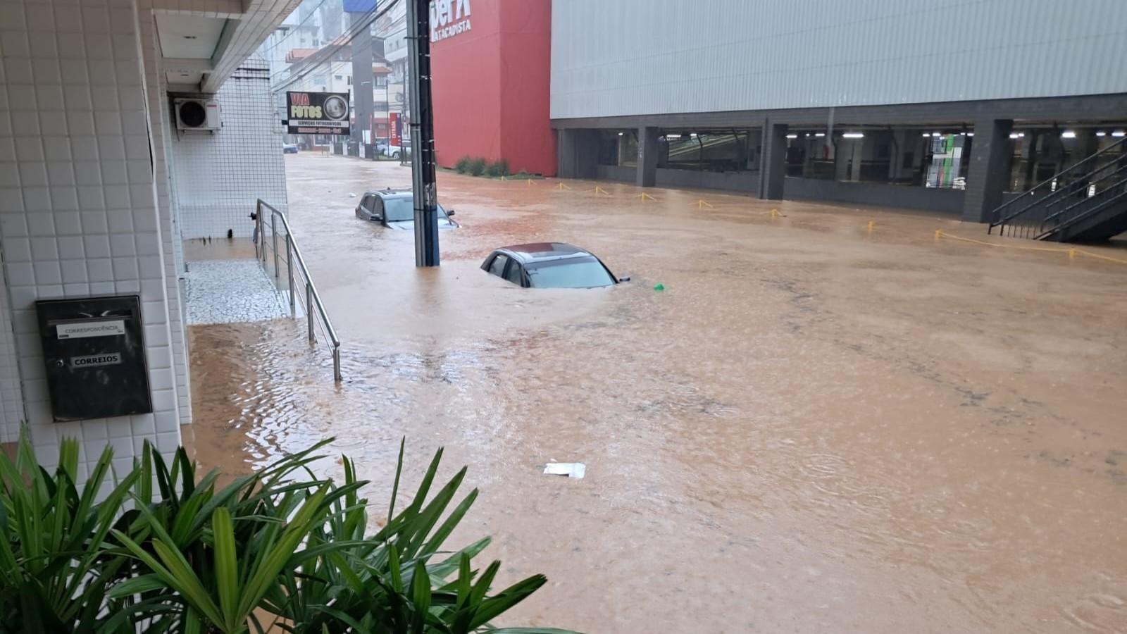 Litoral de Santa Catarina registra acumulados entre 150 e 180mm em poucas horas