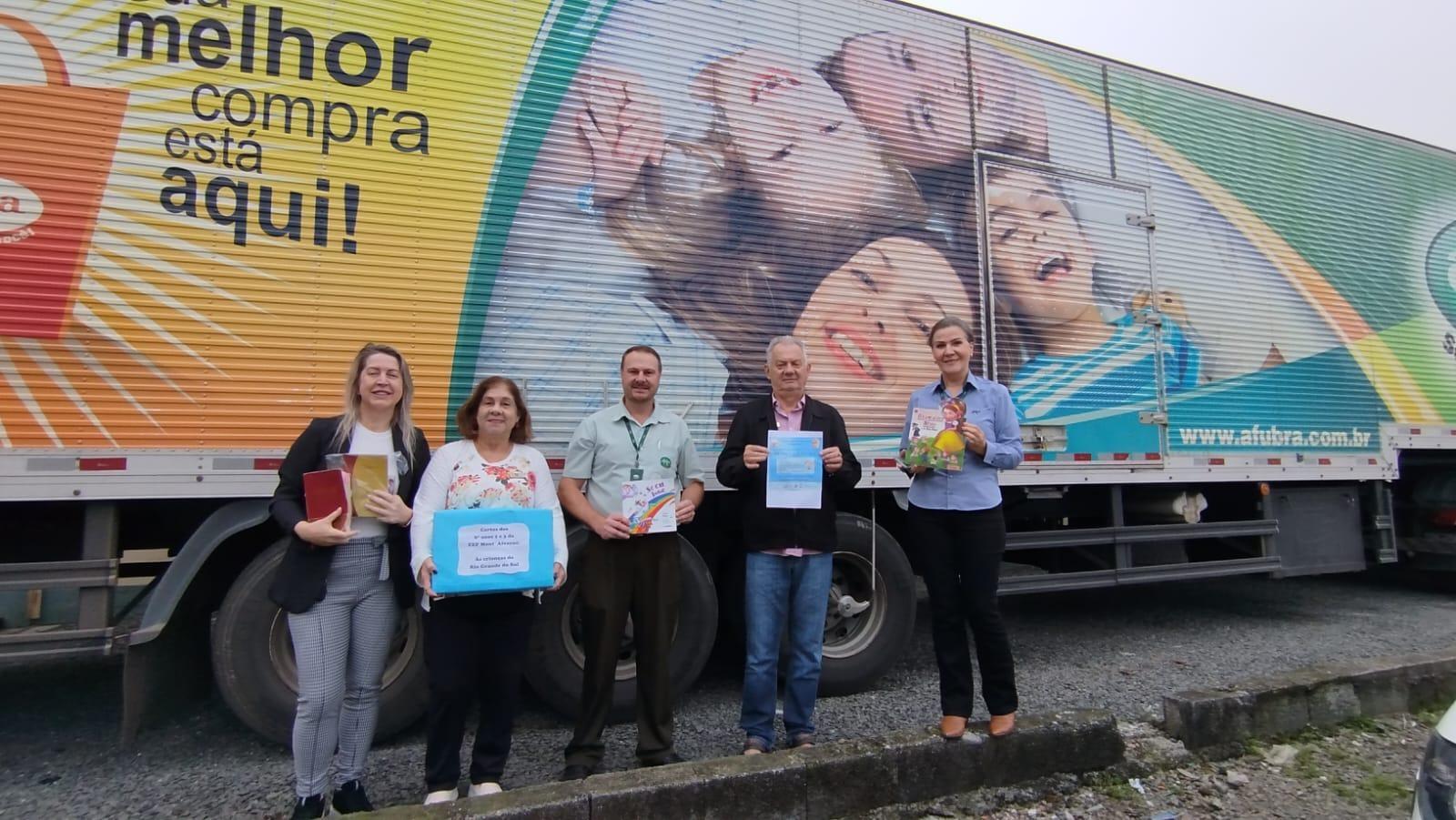 Livros doados para o projeto "Um Livro e uma História de Amor e Solidariedade" são enviados ao Rio Grande do Sul