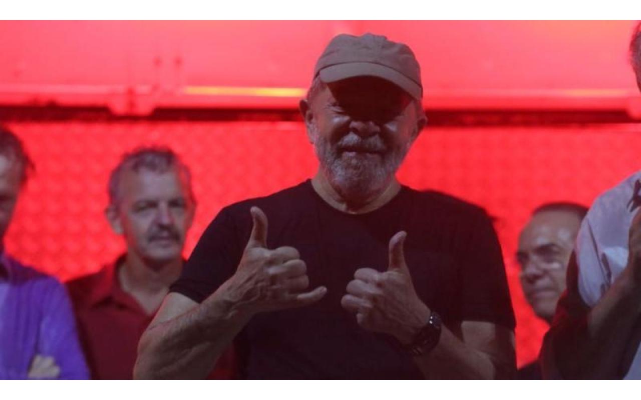 Lula pede liberdade 48 minutos após decisão de Marco Aurélio
