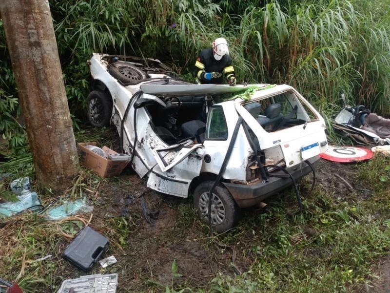 Mãe e filha morrem após colisão de veículo contra poste