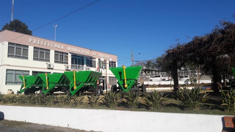Mais de 100 cargas de calcário foram distribuídas para os agricultores de Imbuia