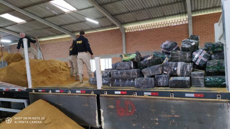 Mais de 3,5 toneladas de maconha são apreendidas pela PRF em carga de farelo de milho em SC