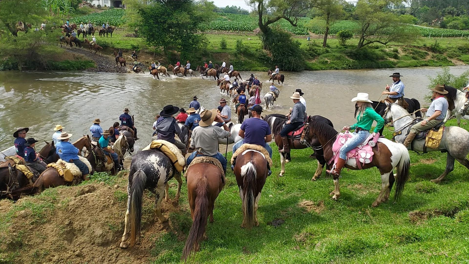 Mais de 750 cavaleiros participam da 3ª Cavalgada Amigos da Apae em Ituporanga