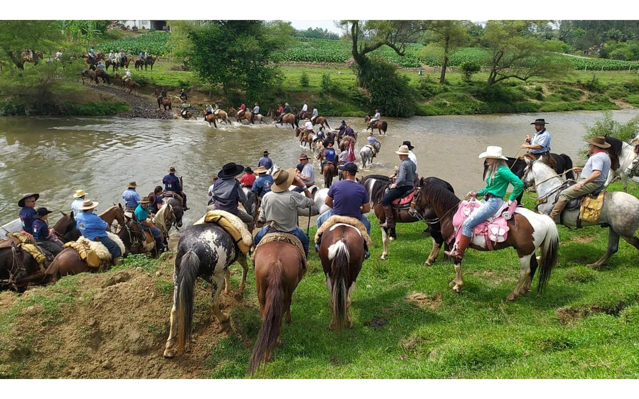 Mais de 750 cavaleiros participam da 3ª Cavalgada Amigos da Apae em Ituporanga