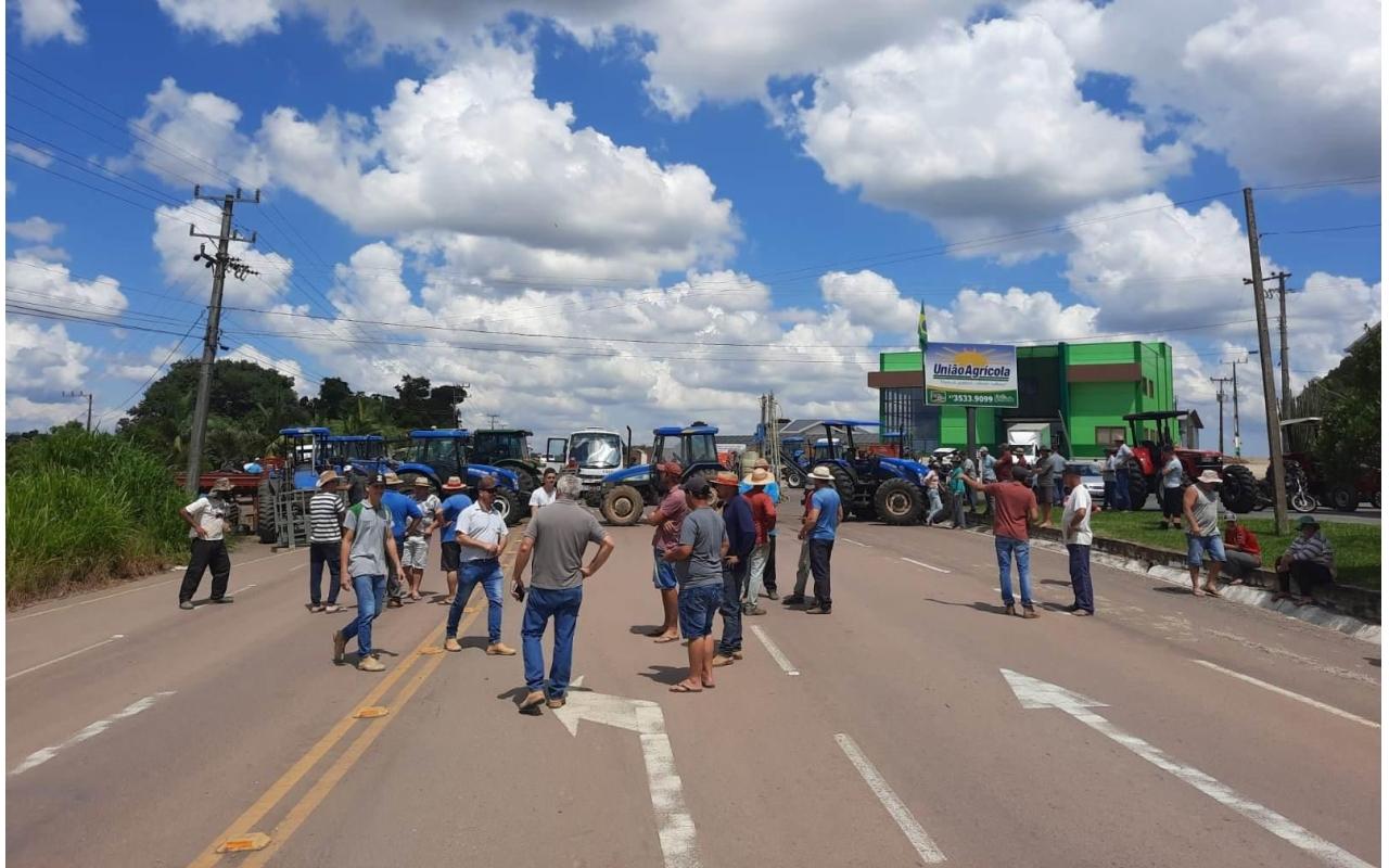 Produtores de cebola bloqueiam rodovia em Ituporanga