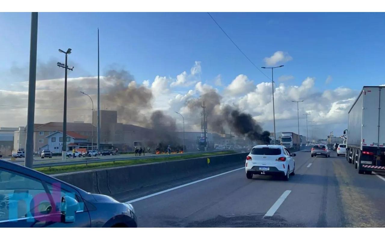 Manifestantes queimam pneus e bloqueiam BR-101 em Itajaí ; em Florianópolis ruas foram ocupadas e o trânsito precisou ser remanejado