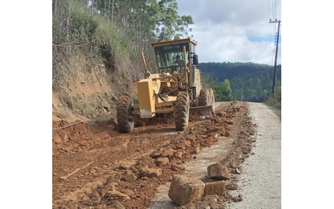 Manutenção das estradas nas comunidades de Fundos Aurora e Coqueiral continuam nesta semana