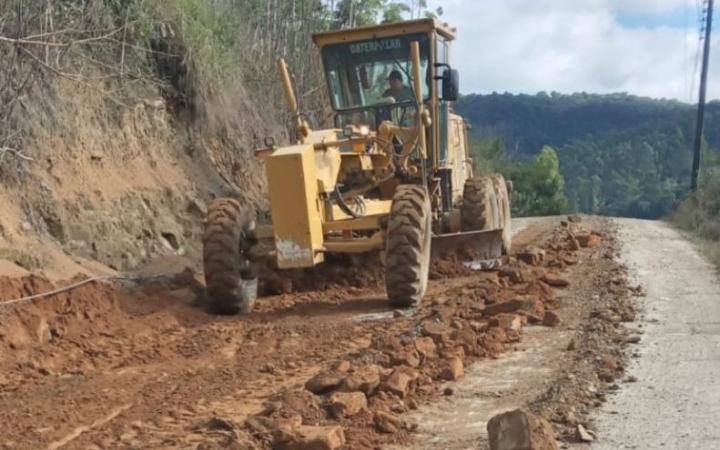 Manutenção das estradas nas comunidades de Fundos Aurora e Coqueiral continuam nesta semana