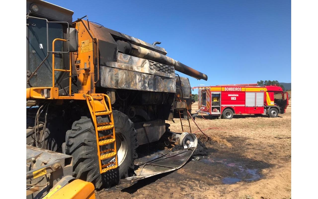 Máquina agrícola pega fogo no meio da lavoura em Petrolândia