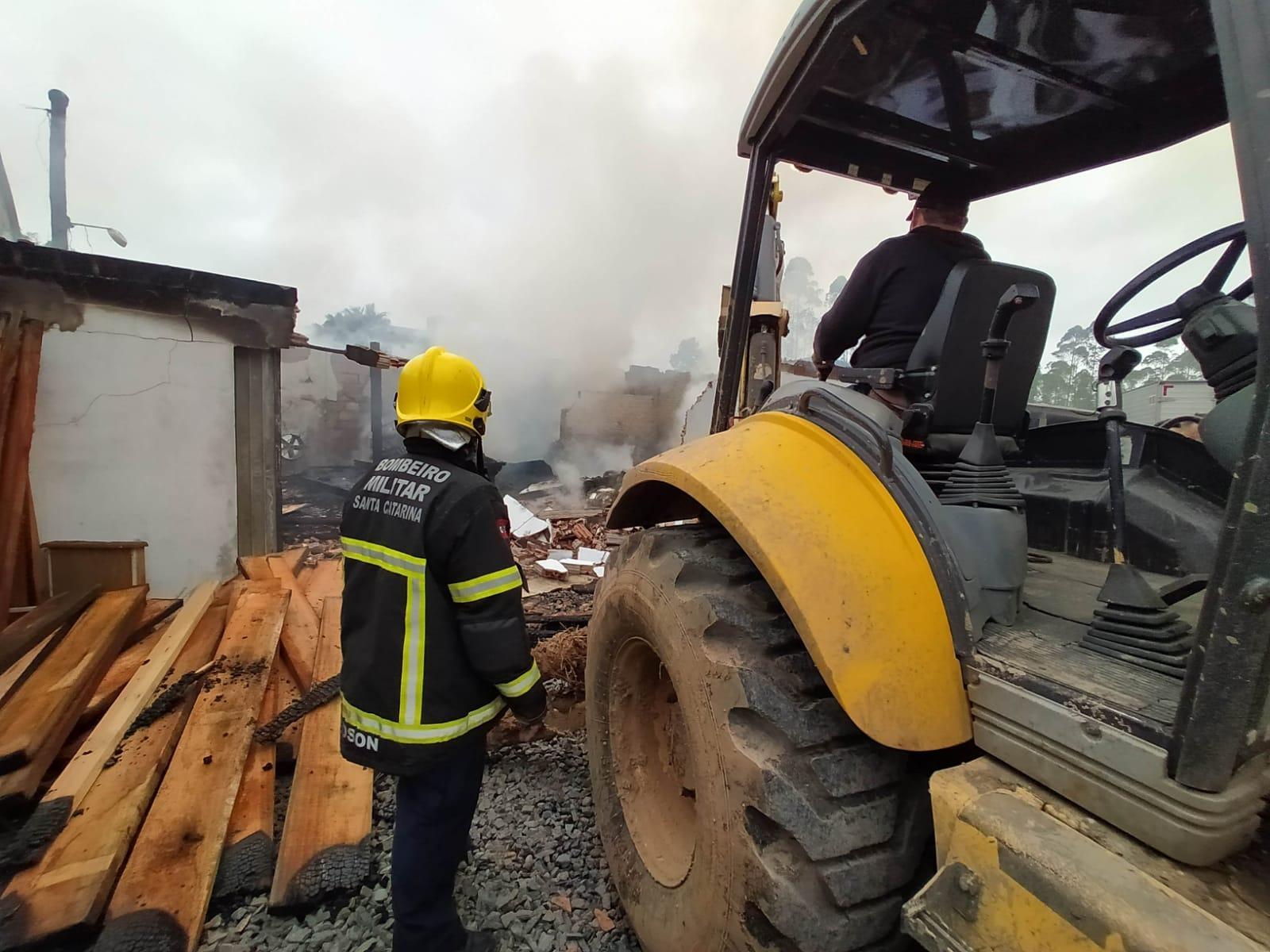 Marcenaria e Residência são atingidas por incêndio no Alto Vale