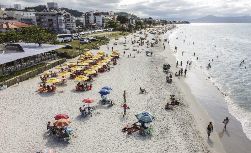 Máscara na praia e limite de pessoas: veja as novas regras em SC 