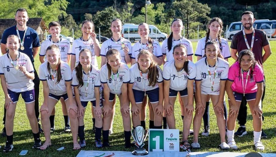 Meninas de Petrolândia estreiam hoje na fase estadual do Moleque Bom de Bola em Garopaba
