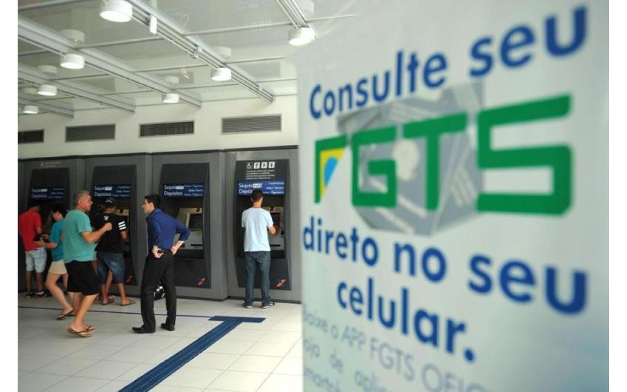 Menos da metade dos brasileiros com conta do FGTS quer sacar R$ 500 