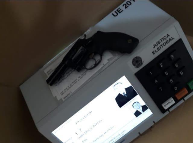 Mesmo com eleitor que foi aramado para a urna as eleições transcorrem normalmente na Comarca de Ituporanga