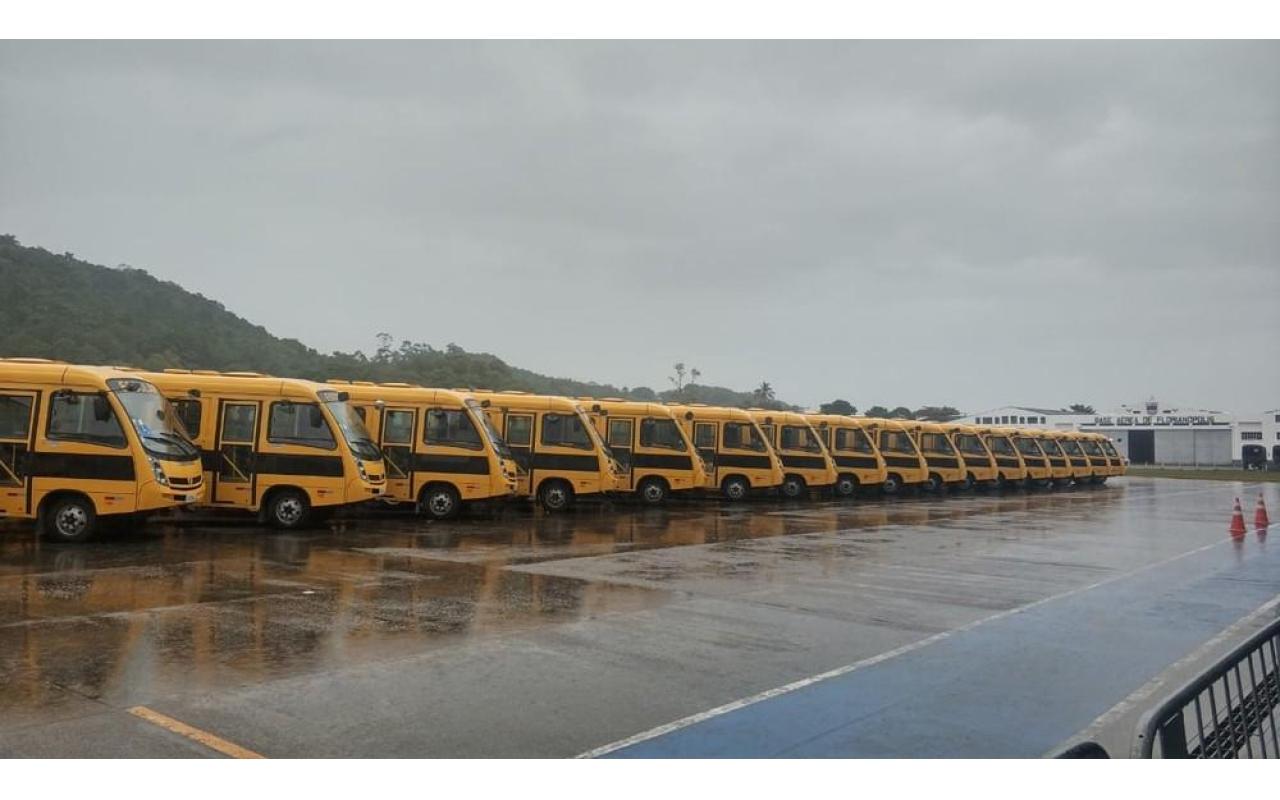 Ministros Onyx Lorenzoni e Abraham Weintraub estão em Florianópolis para entrega de veículos escolares