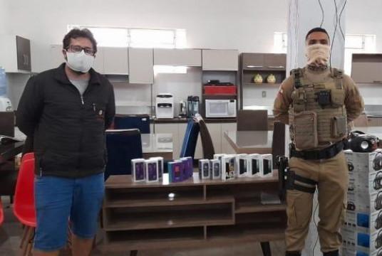 Homem encontra caixa com diversos aparelhos celulares e entrega para PM