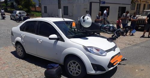 Moto fica em cima do carro após colisão em Rio do Oeste  
