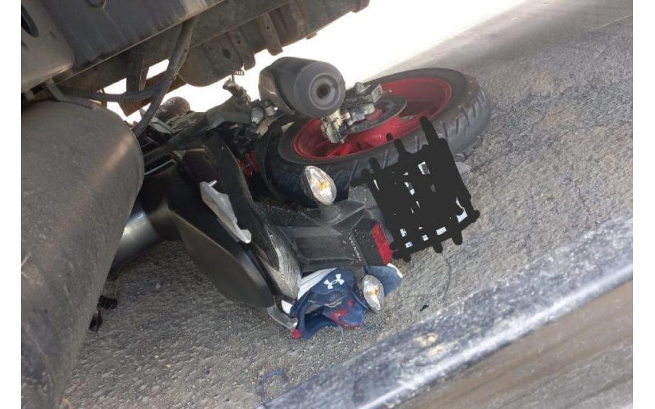 Moto vai parar embaixo de caminhão em acidente em Rio do Sul