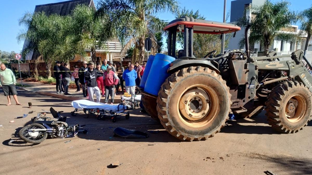 Motocicleta bate em trator e mata mulher de 20 anos