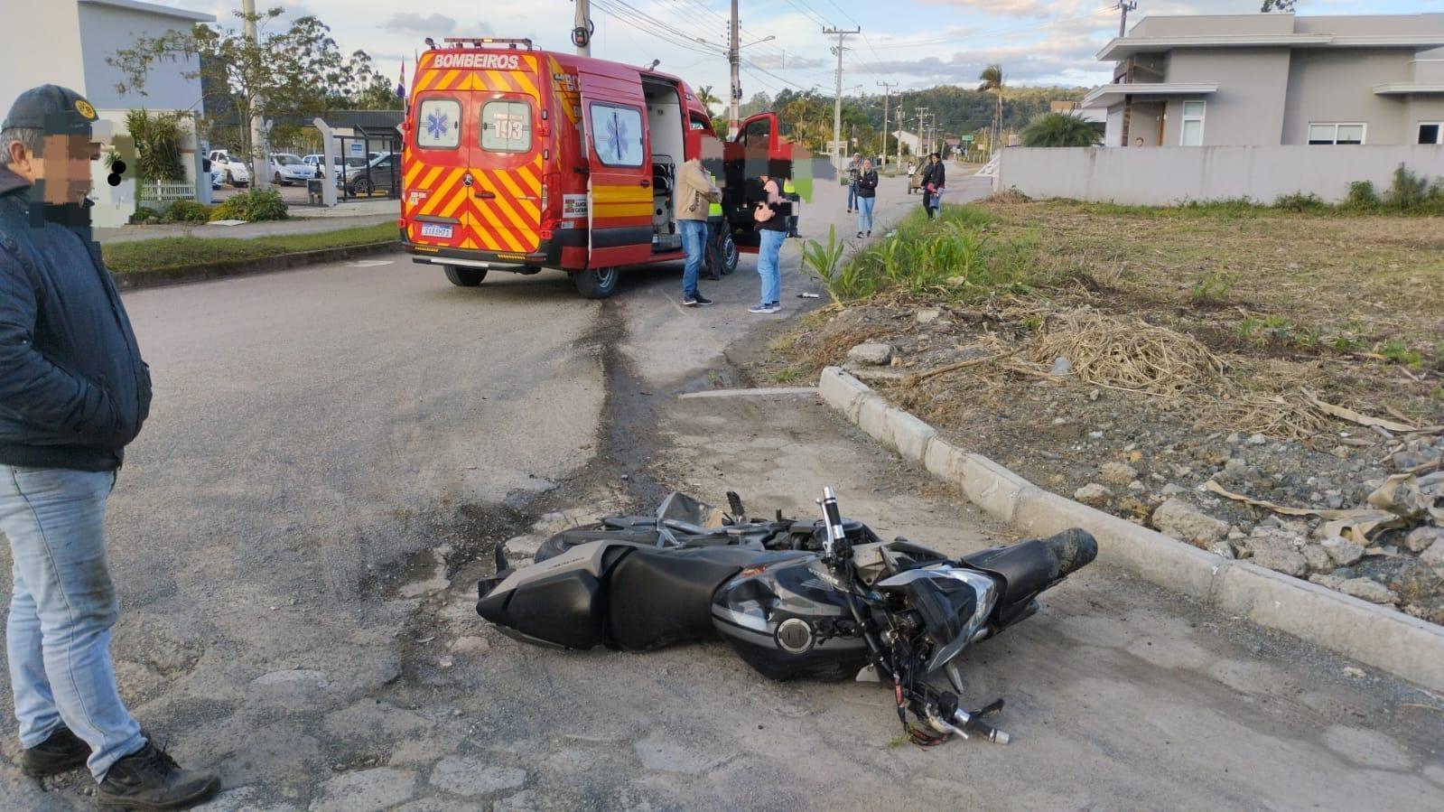 Motociclista bate contra poste e morre no Alto Vale