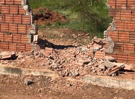 Motociclista bate contra um muro e sofre traumatismo craniano 