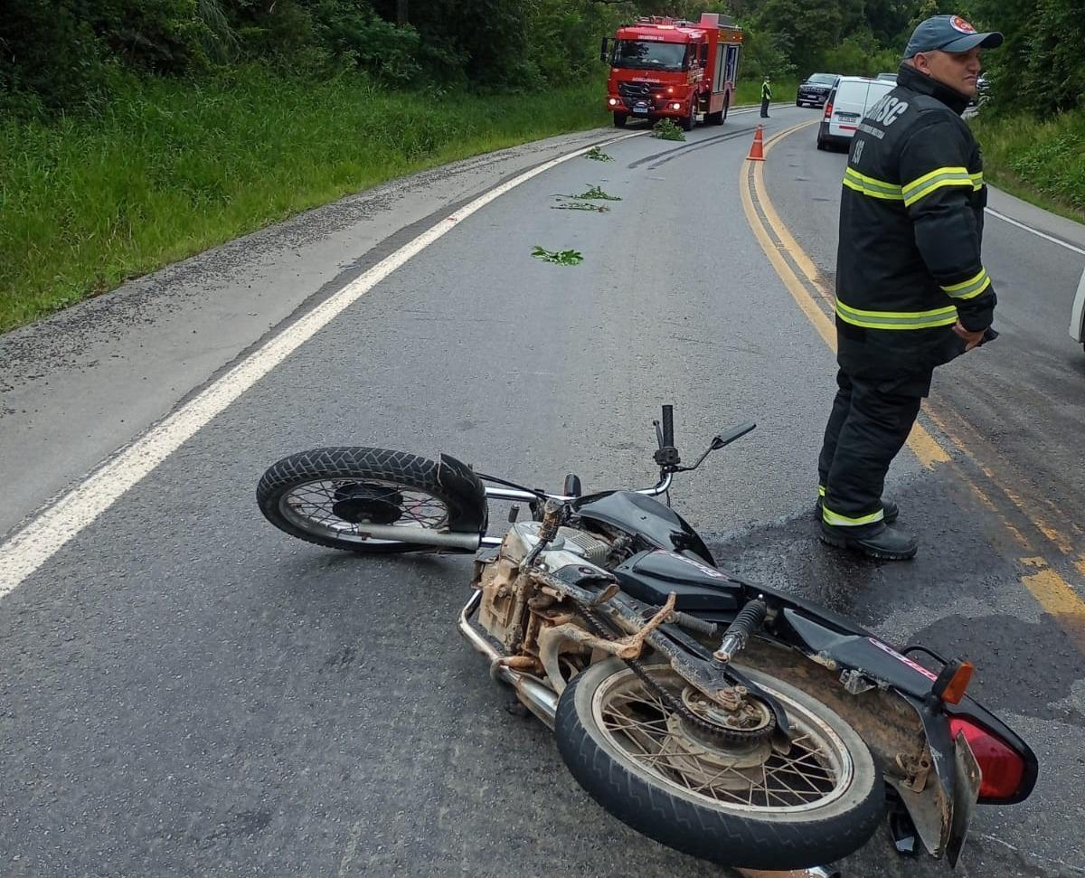 Motociclista de 22 anos morre ao bater de frente com caminhão na BR-282 