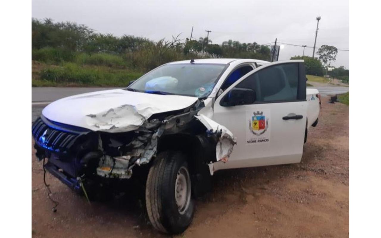 Motociclista de 26 anos morre após acidente envolvendo carro de prefeitura de Vidal Ramos na BR-470