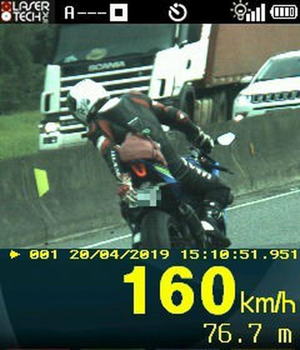Motociclista é flagrado a 160 km/h e tenta esconder placa com a mão na BR-101 em Araquari