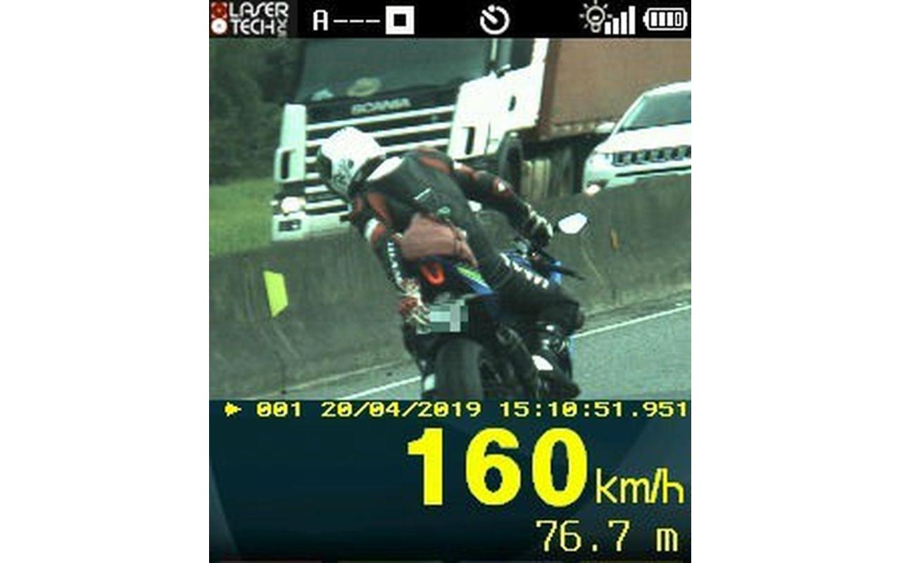 Motociclista é flagrado a 160 km/h e tenta esconder placa com a mão na BR-101 em Araquari
