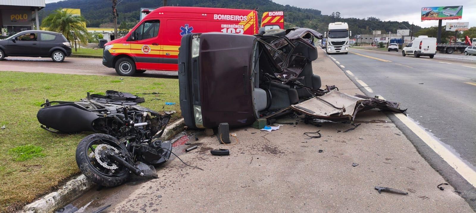 Motociclista e motorista ficam presos às ferragens após colisão na BR-470