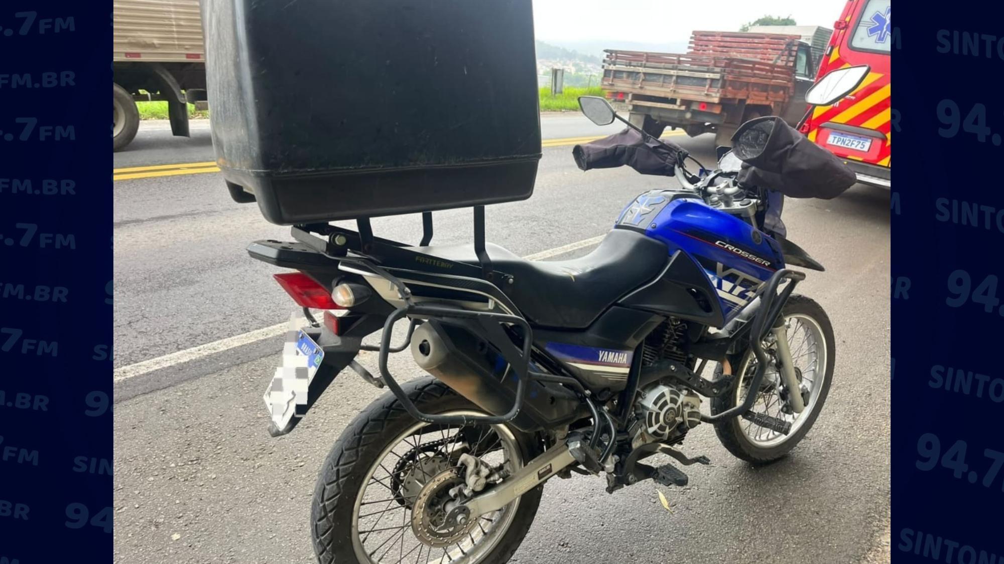 Motociclista fica ferido após colisão com caminhão no Alto Vale