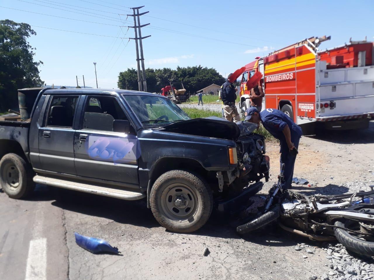 Motociclista fica gravemente ferido após colidir em camionete