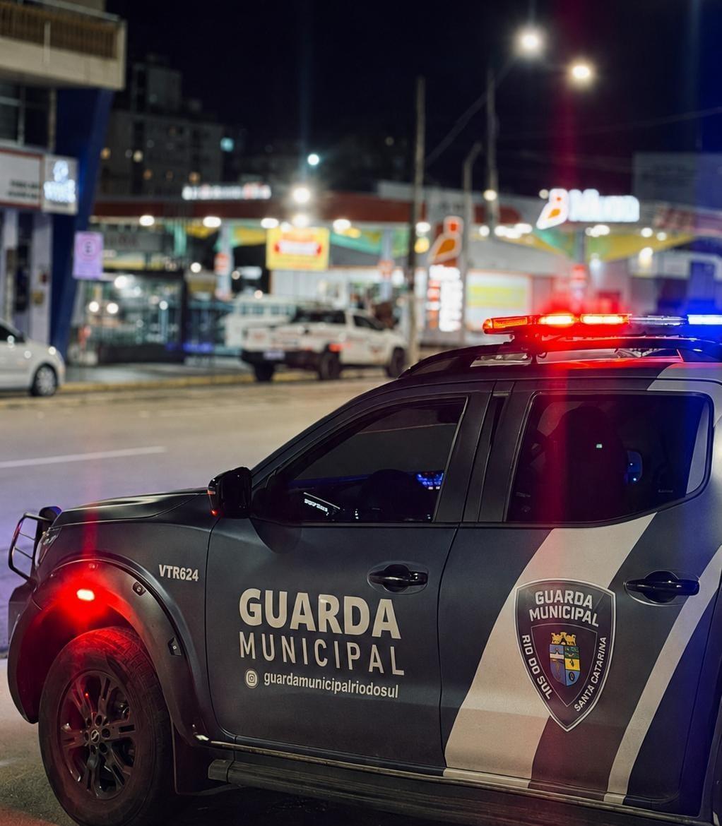 Motociclista foge de abordagem e veículo é removido em Rio do Sul