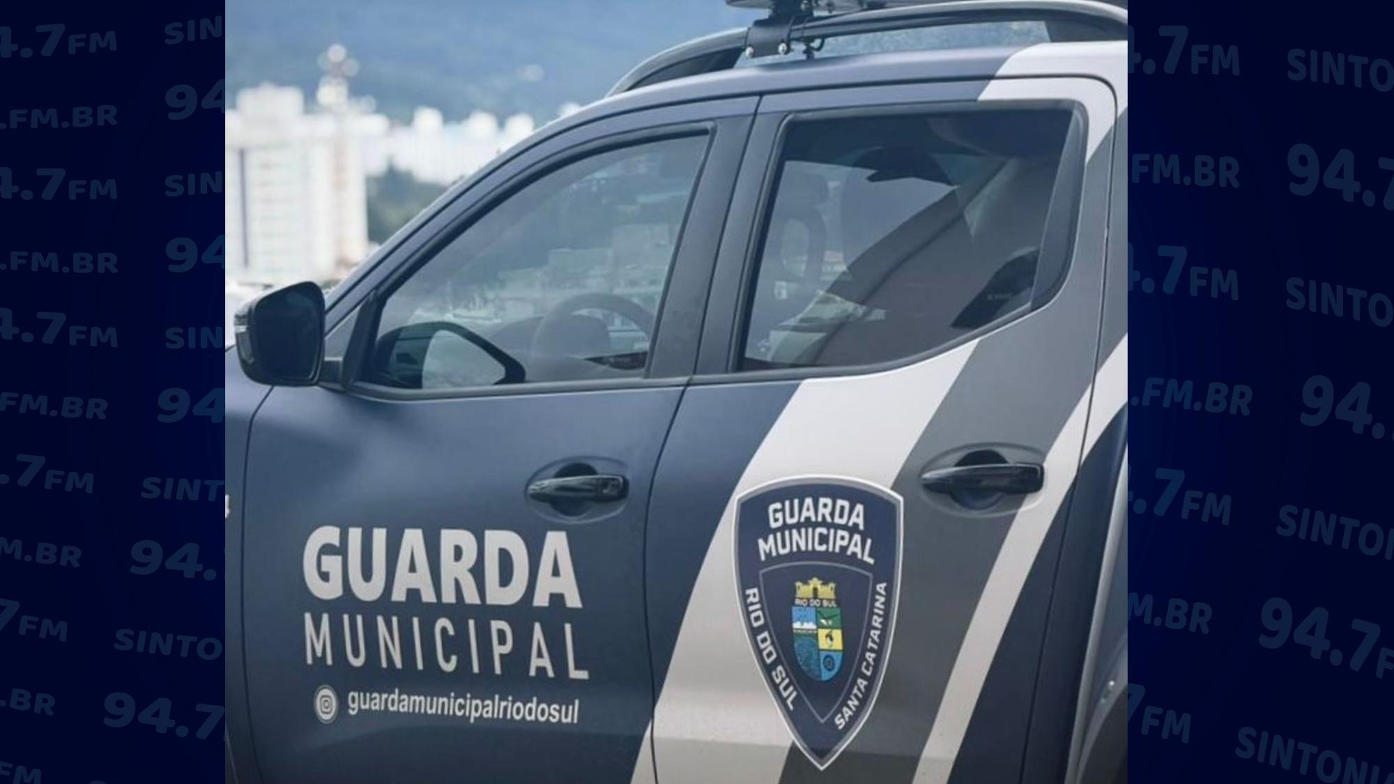 Motociclista sem documentos tem veículo confiscado e danifica portão do pátio de apreendidos
