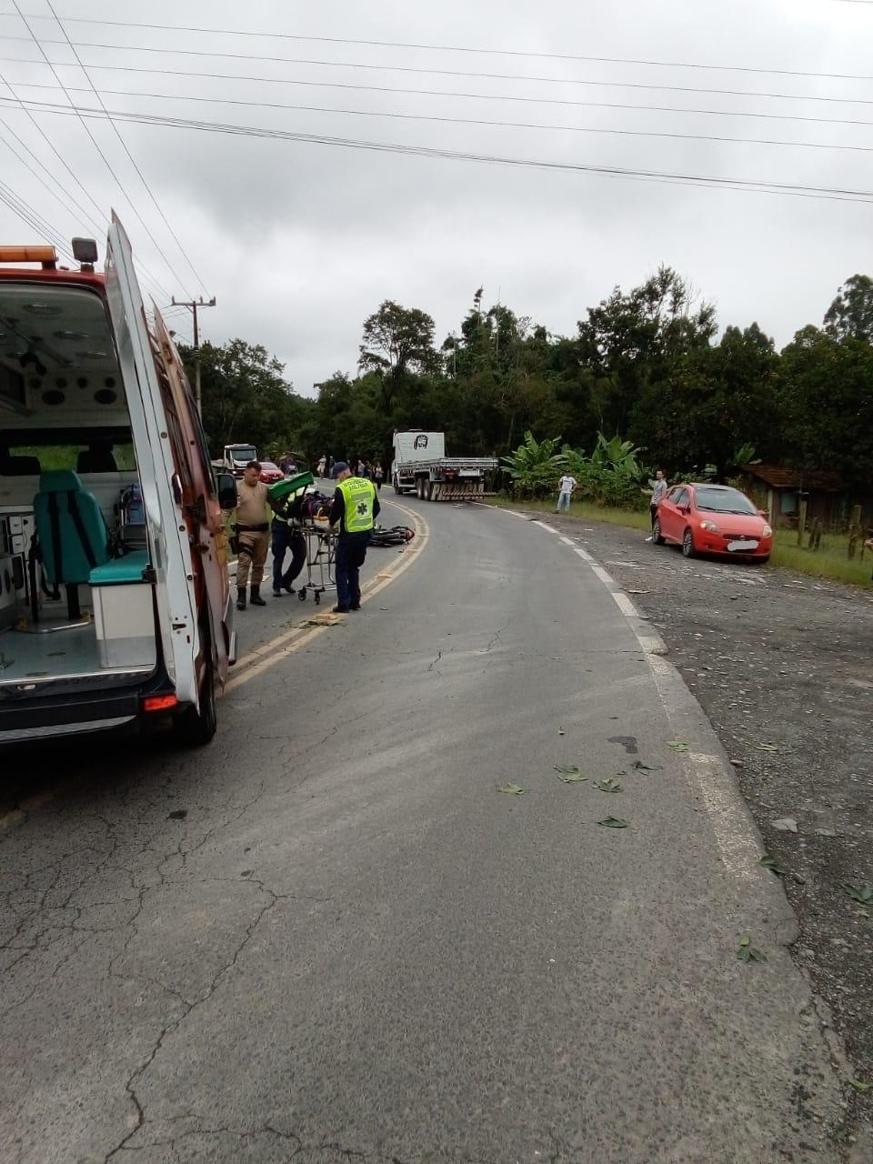 Motociclista tem múltiplas fraturas ao colidir em caminhão 