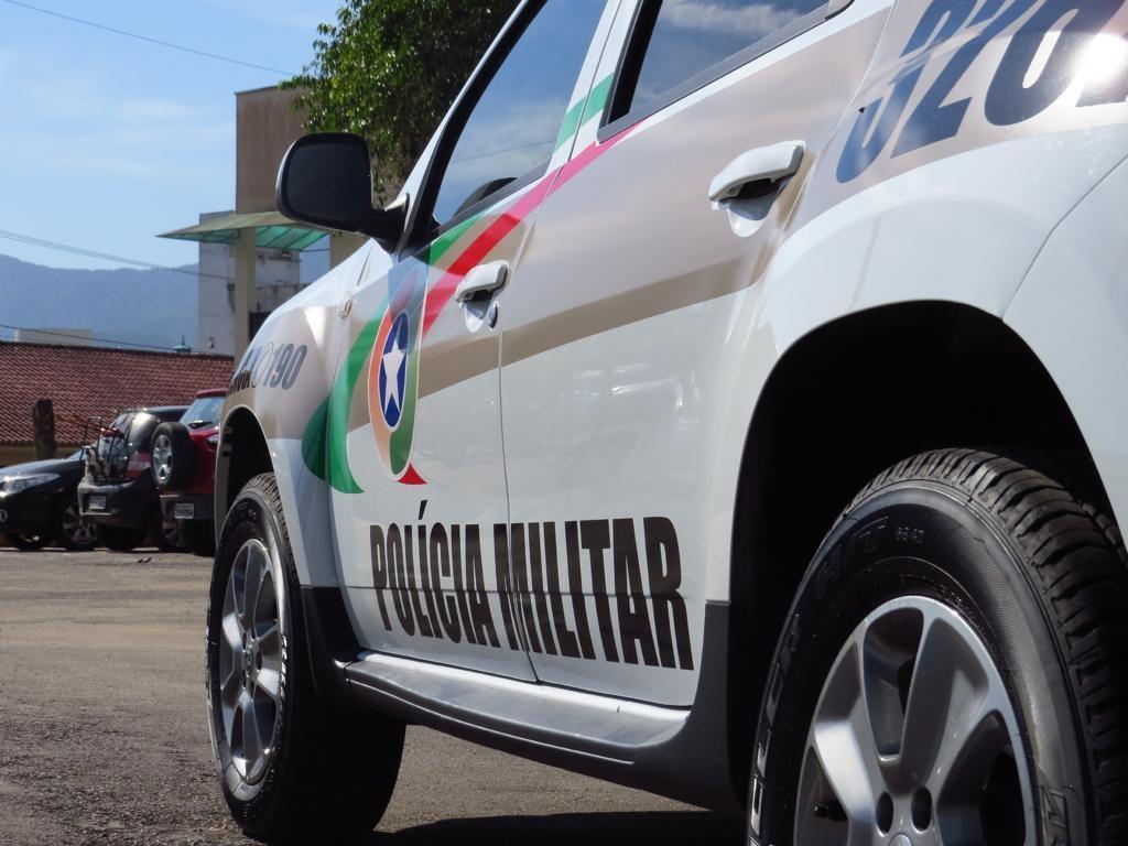 Motorista acelera ao ver viatura e é preso com maconha e cocaína escondidas embaixo do banco