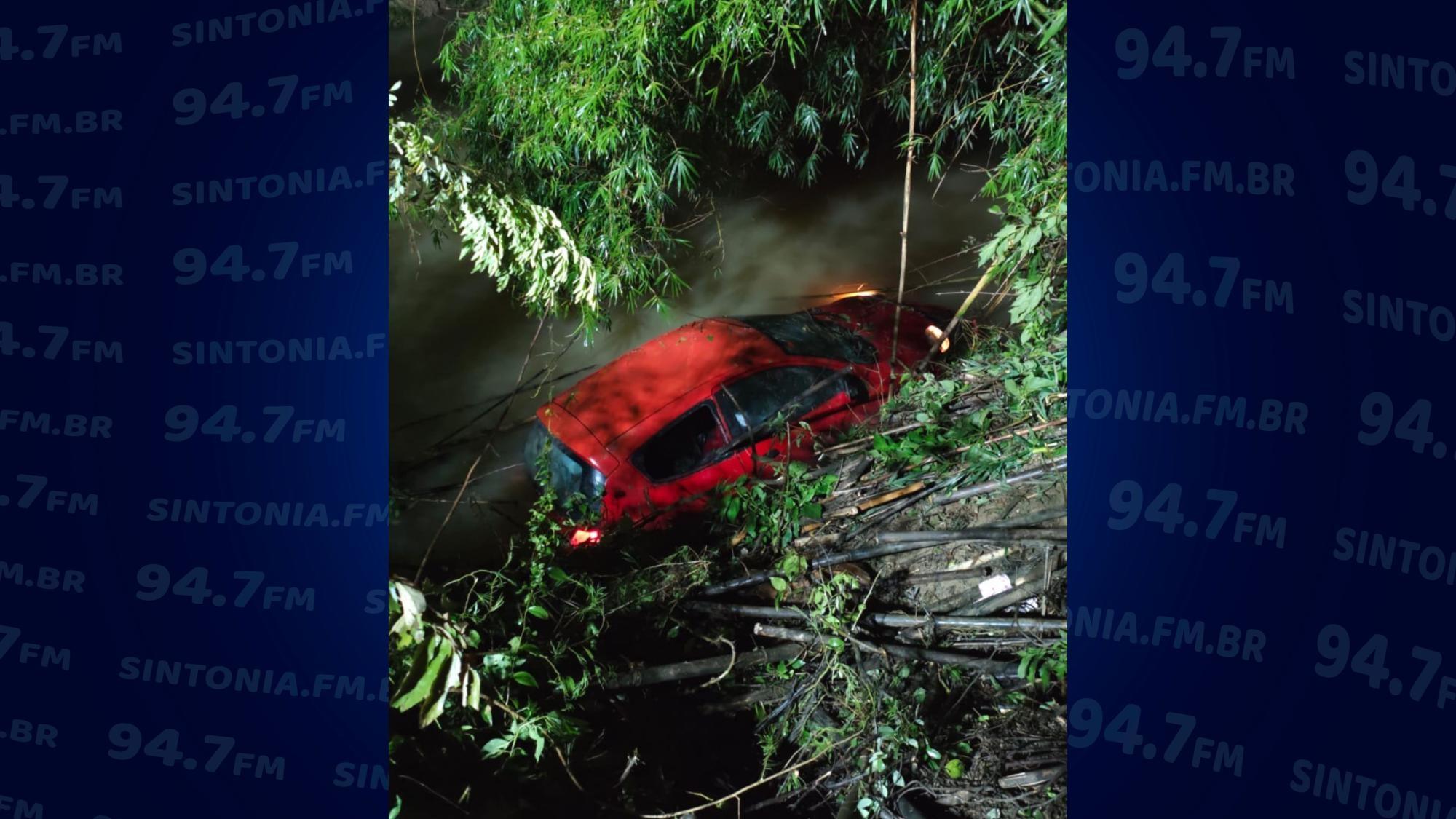 Motorista cai com carro em rio após saída de pista no Alto Vale