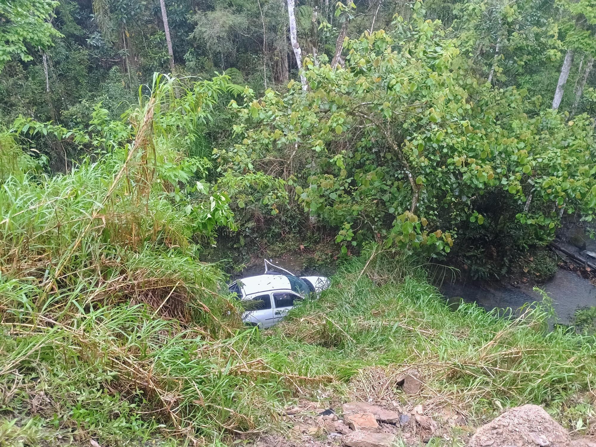 Motorista cai em ribanceira de 30 metros no Alto Vale