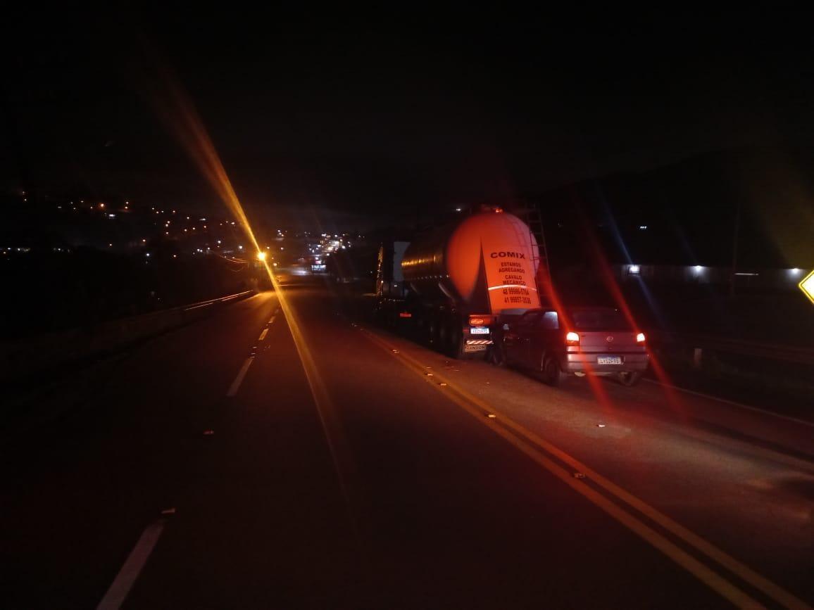 Motorista colide com carreta parada e é levado ao hospital com ferimentos no rosto em Ituporanga